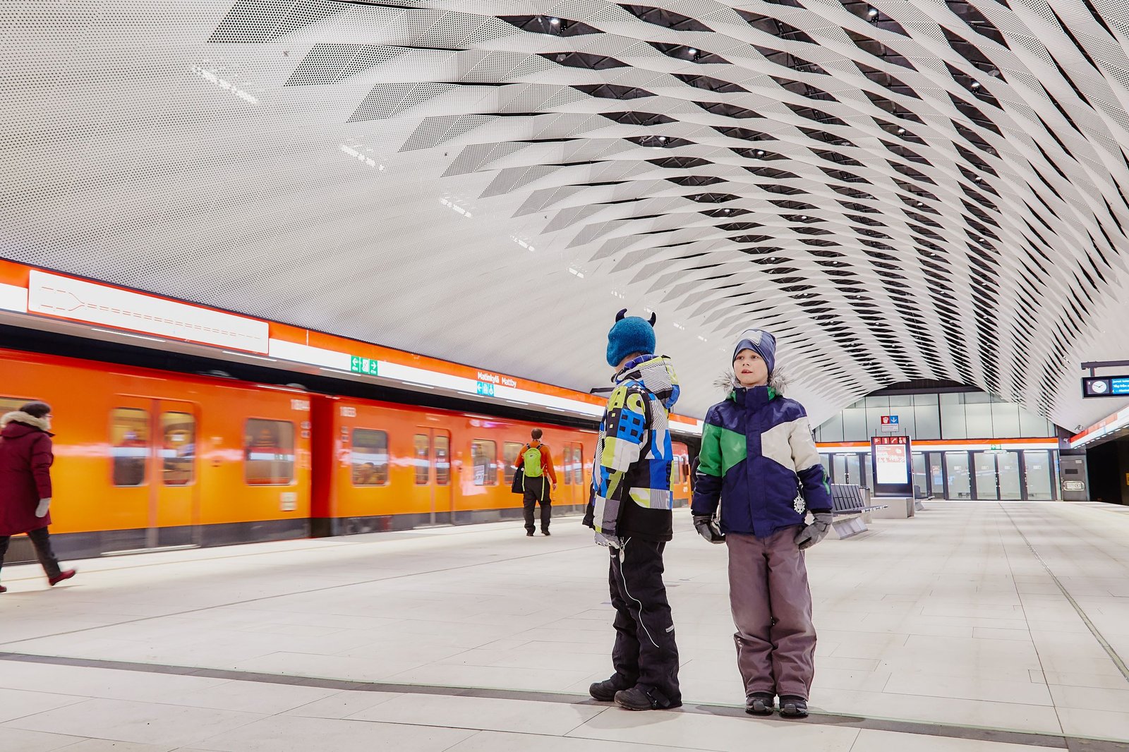Kaksi lasta Ison Omenan metroasemalla.