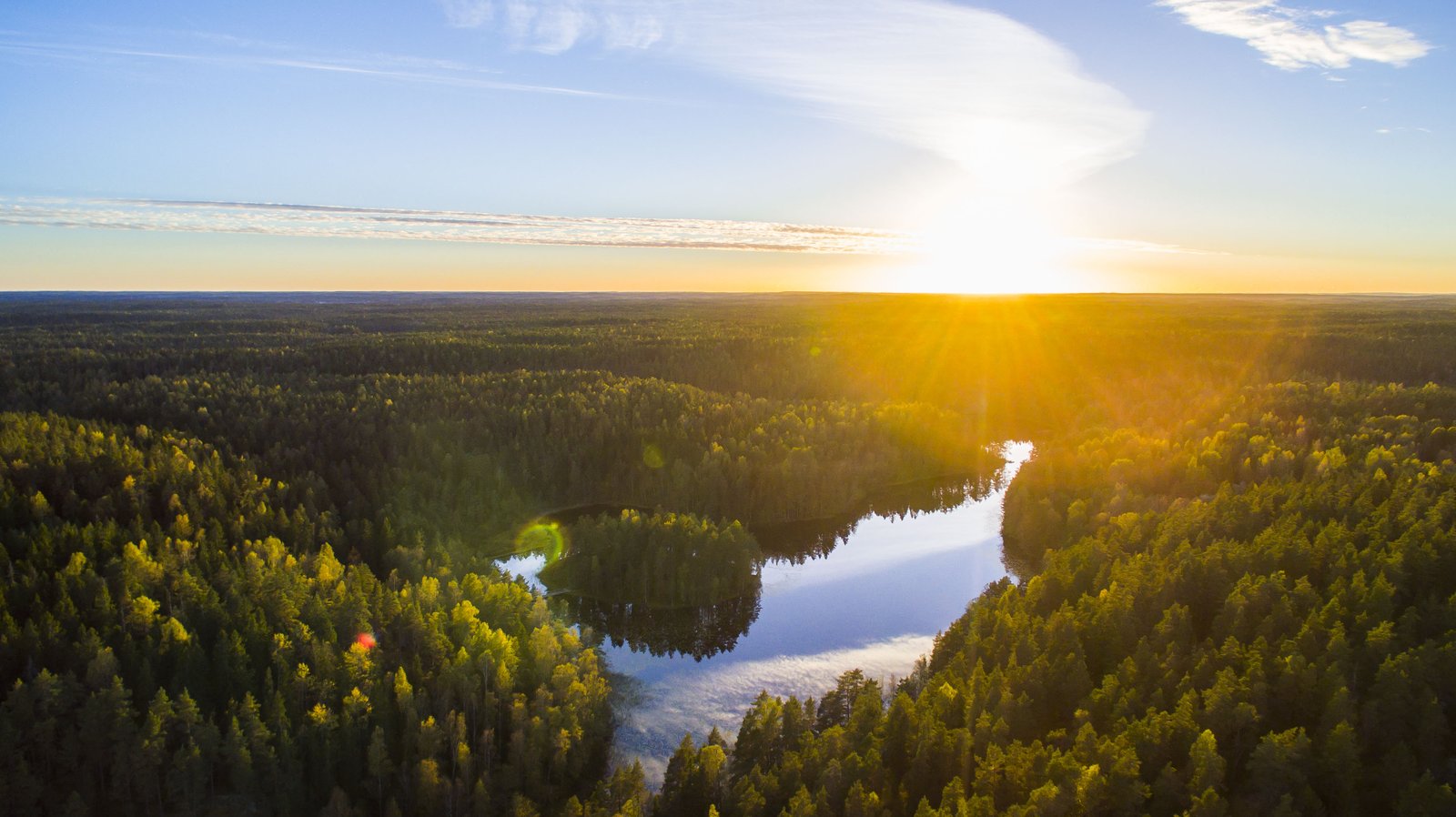 Ilmakuva Nuuksiosta auringonlaskussa.