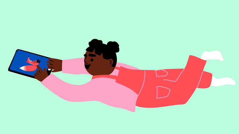 Lapsi makaa vatsallaan lattialla ja katsoo tabletilta kuvaa ketusta, piirroskuva.