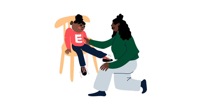 Aikuinen solmii tuolilla istuvan lapsen kengännauhoja, piirroskuva.