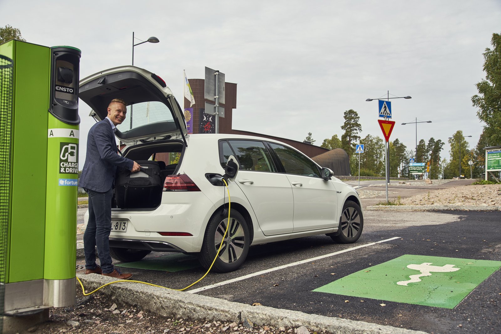 Sähköauto latauksessa Luontokeskus Haltian pihassa.