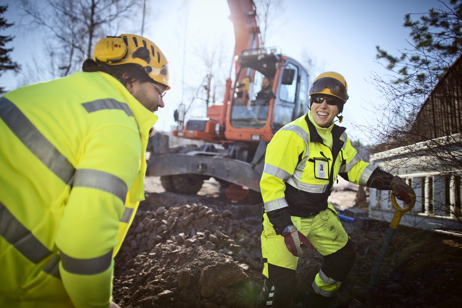Rakentajia työssään.