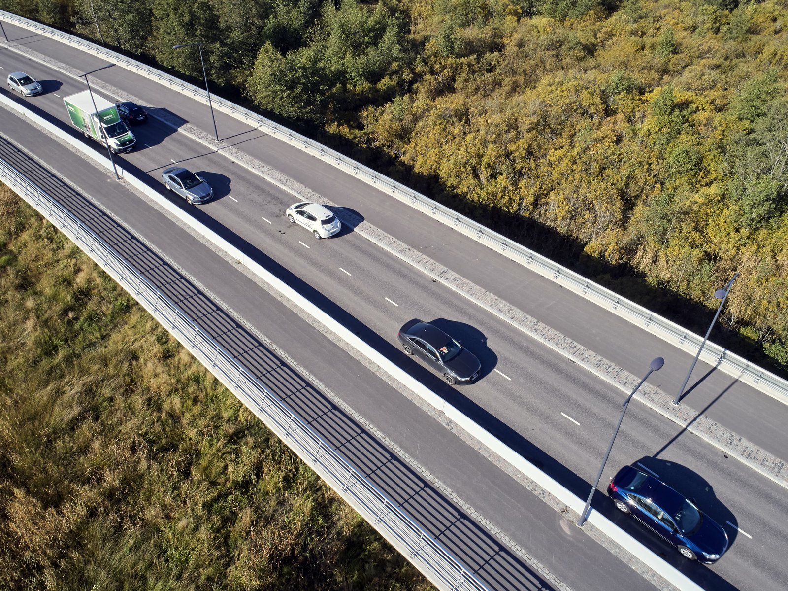 Autoja maantiellä ilmasta kuvattuna.