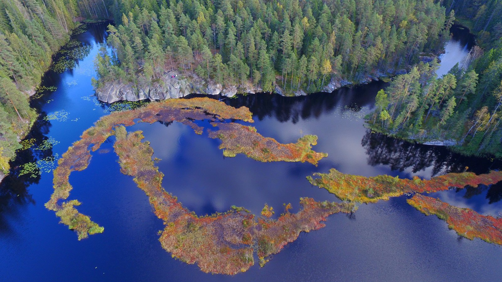 Nuuksion vesistöä ja metsää ylhäältäpäin kuvattuna.