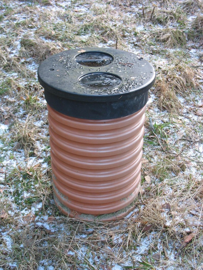 Jätevesiputki talvisella pihalla.