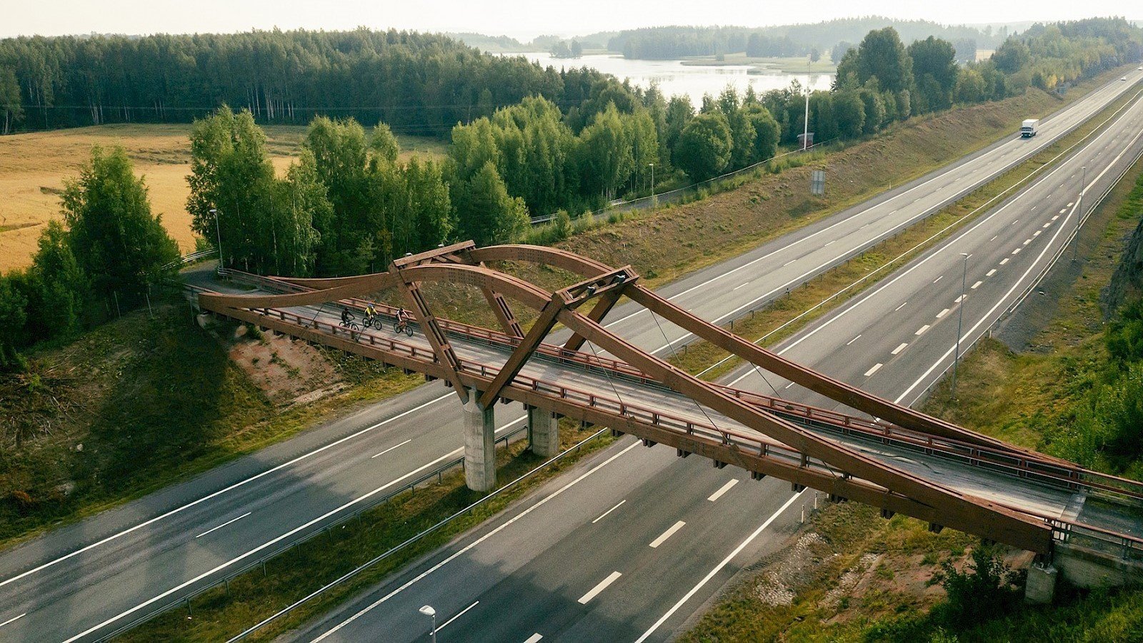 Moottoritien ylittävä puinen silta, jolla pyöräilijöitä