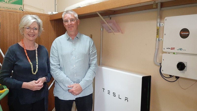 MP Helen Haines and Frank McLoughlan (TRIN charir) inspecting the new battery installed at the Rutherglen Senior Citizens (Dec 2021).