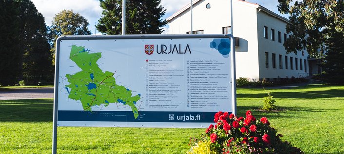 Urjalan kunnantalo, etualalla näkyy infokyltti