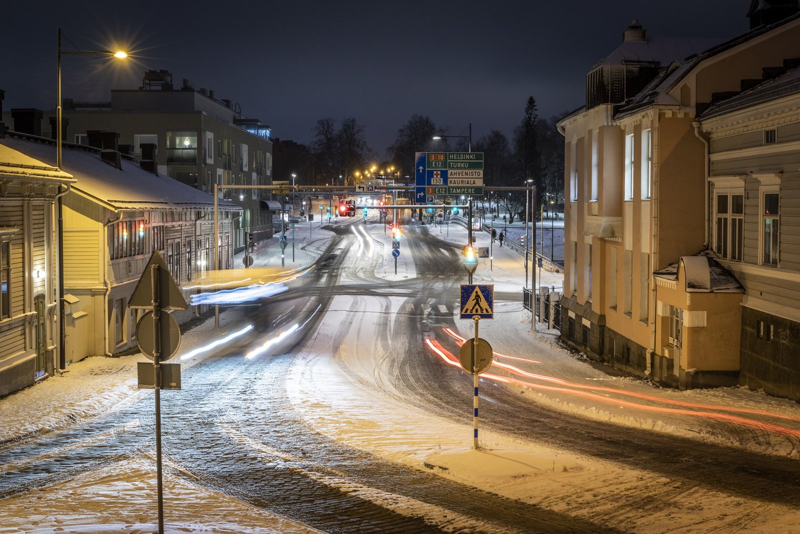 Kuva kadusta, liikennevaloista ja rakennuksista.