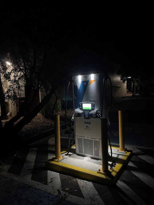 Beechworth public EV charger_at night