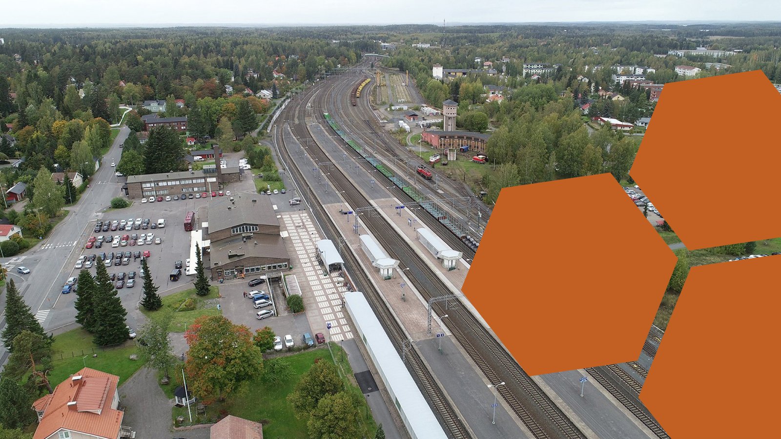Rautatieasema kuvattuna ilmasta